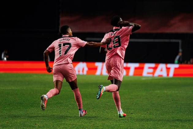 Jules Ahoka of Sunderland celebrates his goal with Reinildo Mandava of Sunderland Torreense v Sunderland, UEFA Europa League, Football, Estadio Dr. Magalhaes Pessoa, Leiria, Portugal - 15 Oct 2026Leiria Estadio Dr. Magalhaes Pessoa Portugal  Copyright: xLuisxLoureiro Shutterstockx 17218458cb