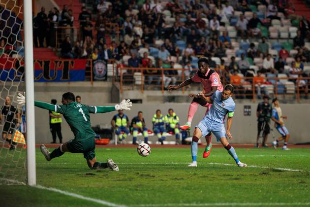 Jules Ahoka of Sunderland shoots and scores Torreense v Sunderland, UEFA Europa League, Football, Estadio Dr. Magalhaes Pessoa, Leiria, Portugal - 15 Oct 2026Leiria Estadio Dr. Magalhaes Pessoa Portugal  Copyright: xLuisxLoureiro Shutterstockx 17218458bv