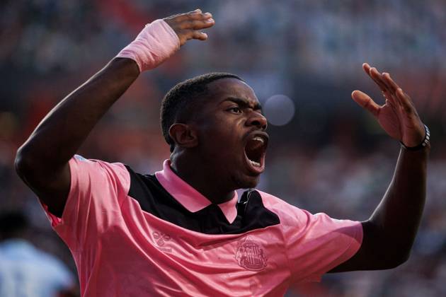 Noah Sadiki of Sunderland pumps up the Sunderland fans Torreense v Sunderland, UEFA Europa League, Football, Estadio Dr. Magalhaes Pessoa, Leiria, Portugal - 15 Oct 2026Leiria Estadio Dr. Magalhaes Pessoa Portugal  Copyright: xLuisxLoureiro Shutterstockx 17218458ch