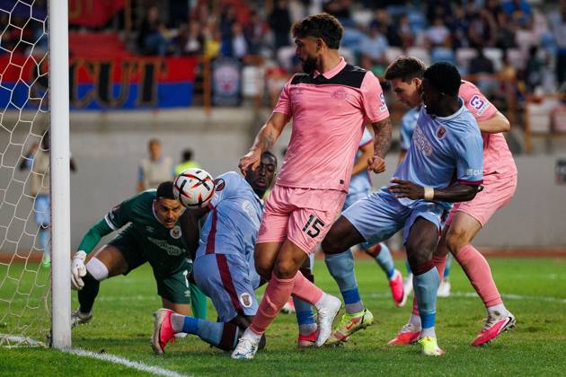 Omar Alderete of Sunderland shoots at goal Torreense v Sunderland, UEFA Europa League, Football, Estadio Dr. Magalhaes Pessoa, Leiria, Portugal - 15 Oct 2026Leiria Estadio Dr. Magalhaes Pessoa Portugal  Copyright: xLuisxLoureiro Shutterstockx 17218458ci