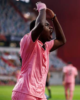 Noah Sadiki of Sunderland pumps up the Sunderland fans Torreense v Sunderland, UEFA Europa League, Football, Estadio Dr. Magalhaes Pessoa, Leiria, Portugal - 15 Oct 2026Leiria Estadio Dr. Magalhaes Pessoa Portugal  Copyright: xLuisxLoureiro Shutterstockx 17218458cj