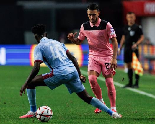 Enzo Le FÃ e of Sunderland passes the ball past Jonathan Mutombo of Torreense Torreense v Sunderland, UEFA Europa League, Football, Estadio Dr. Magalhaes Pessoa, Leiria, Portugal - 15 Oct 2026Leiria Estadio Dr. Magalhaes Pessoa Portugal  Copyright: xLuisxLoureiro Shutterstockx 17218458cg