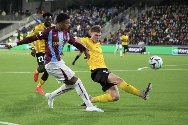 LKS 20261015 Noah Saviolo (L) of Trabzonspor and Niilo Kujasalo of KuPS vie during the football UEFA Conference League League Phase match between KuPS Kuopio and Trabzonspor in Tampere, Finland, on October 15, 2026. - MIKA KYLMÄNIEMI Tampere Finland Iu04QgIXeUM  Copyright: xMikaxKylmäniemix Iu04QgIXeUM