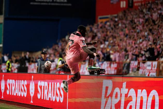 Noah Sadiki of Sunderland jumps over the barrier to celebrate his goal Torreense v Sunderland, UEFA Europa League, Football, Estadio Dr. Magalhaes Pessoa, Leiria, Portugal - 15 Oct 2026Leiria Estadio Dr. Magalhaes Pessoa Portugal  Copyright: xLuisxLoureiro Shutterstockx 17218458co