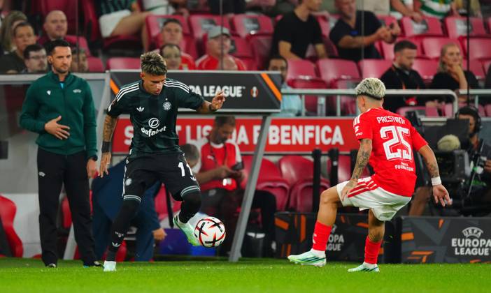 Camilo Duran of Celtic takes on Gianluca Prestianni of Benfica Benfica v Celtic, UEFA Europa League, Football, Estadio da Luz, Lisbon, Portugal - 15 Oct 2026Lisbon Estadio da Luz Portugal  Copyright: xJavierxGarcia Shutterstockx 17218495p