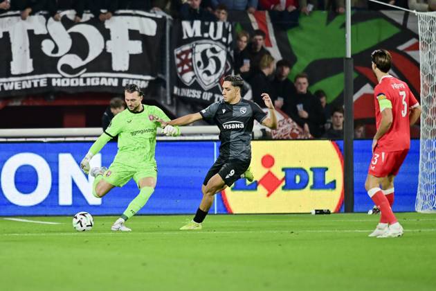 ENSCHEDE , 15Ã10-2026 , Stadium Grolsch Veste , season 2026 2027 , UEFA Conference League football , match between FC Twente and FC Thun , picture shows FC Twente goalkeeper Joel Drommel vs FC Thun player Furkan Dursun Twente - Thun  x208453559x Copyright: