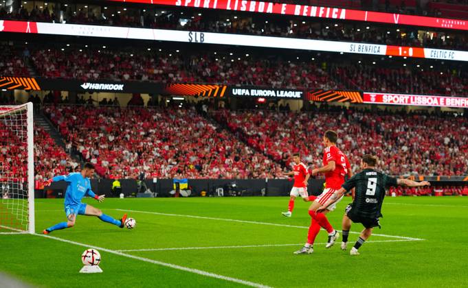 Benfica goalkeeper Anatoliy Trubin saves a shot from Kasper Hogh of Celtic Benfica v Celtic, UEFA Europa League, Football, Estadio da Luz, Lisbon, Portugal - 15 Oct 2026Lisbon Estadio da Luz Portugal  Copyright: xJavierxGarcia Shutterstockx 17218495s