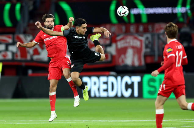 ENSCHEDE - FC Twente defender Robin Proepper with FC Thun forward Furkan Dursun during the UEFA Conference League match between FC Twente and FC Thun at Grolsch Veste on 15 October 2026 in Enschede, Nederland. PETER LOUS EYE4IMAGES DeFodi Images -