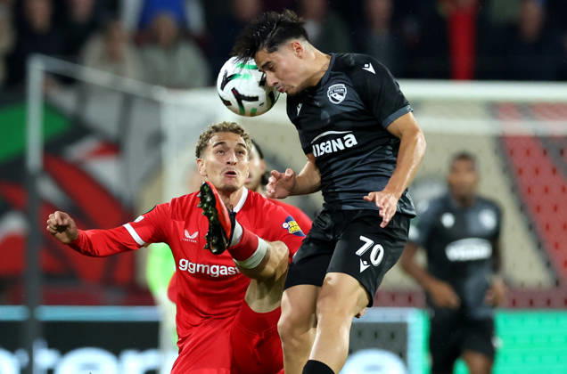 ENSCHEDE - FC Twente defender Aske Adelgaard with FC Thun midfielder Nils Reichmuth during the UEFA Conference League match between FC Twente and FC Thun at Grolsch Veste on 15 October 2026 in Enschede, the Netherlands. PETER LOUS EYE4IMAGES DeFodi Images -