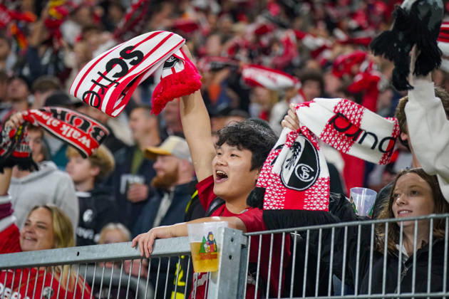 Deutschland: Fussball UEFA Conference League 2026 - 2027, 1. Spieltag - SC Freiburg vs FK Jablonec - Europa-Park-Stadion (Freiburg): Jubelnde Fans des SC Freiburg auf der Tribüne im Europa-Park-Stadion beim UEFA Conference League-Spiel gegen FK Jablonec. Ein Anhänger schwenkt begeistert einen Fanschal, weitere Zuschauer halten rot-weisse Schals mit Vereinswappen hoch. SC Freiburg, FK Jablonec, Europapokal, Fussball, Fussballfans, Fanblock, Fankultur, Emotionen, Begeisterung, Unterstützung, Stimmung, Jubel, Supporter, Fanschal, Vereinsfarben, Vereinswappen, Zuschauer, Stadion, Tribüne, Heimfans, Deutschland. Copyright: xJOERANxSTEINSIEKx