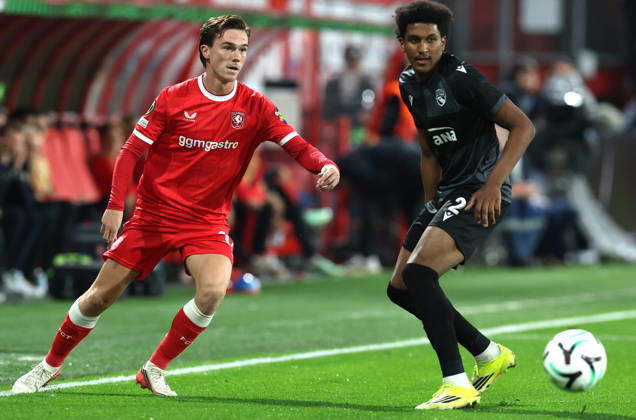 ENSCHEDE - FC Twente forward Daan Rots with FC Thun defender Olivier Mambwa during the UEFA Conference League match between FC Twente and FC Thun at Grolsch Veste on 15 October 2026 in Enschede, Nederland. PETER LOUS EYE4IMAGES DeFodi Images -