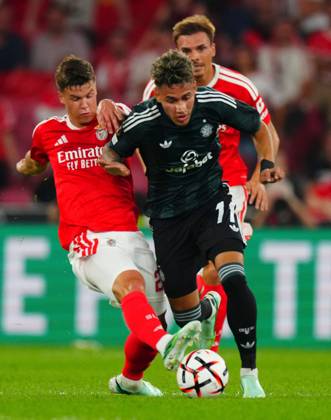 Camilo Duran of Celtic battles with Samuel Dahl of Benfica Benfica v Celtic, UEFA Europa League, Football, Estadio da Luz, Lisbon, Portugal - 15 Oct 2026Lisbon Estadio da Luz Portugal  Copyright: xJavierxGarcia Shutterstockx 17218495v