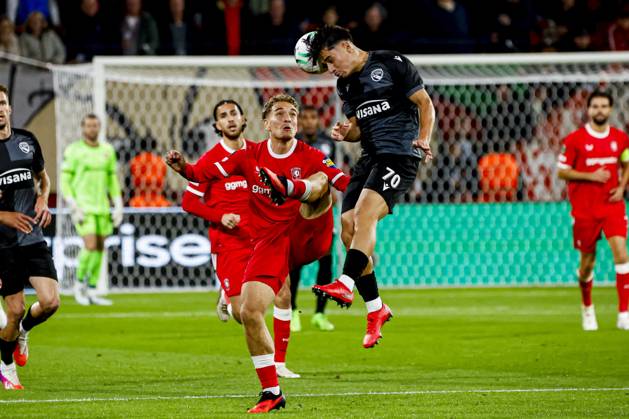 ENSCHEDE - Nils Reichmuth of FC Thun battles for possession with Aske Adelgaard of FC Twente during the UEFA Conference League match between FC Twente and FC Thun at De Grolsch Veste on October 15, 2026 in Enschede, the Netherlands. WART BRINKERHOF ANP UEFA Conference League 2026 27 xVIxANPxSportx xMarcelxterxBalsxIVx 572552193 originalFilename: 572552193.jpg
