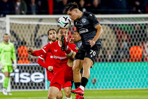 ENSCHEDE - Nils Reichmuth of FC Thun battles for possession with Aske Adelgaard of FC Twente during the UEFA Conference League match between FC Twente and FC Thun at De Grolsch Veste on October 15, 2026 in Enschede, the Netherlands. WART BRINKERHOF ANP UEFA Conference League 2026 27 xVIxANPxSportx xMarcelxterxBalsxIVx 572552204 originalFilename: 572552204.jpg