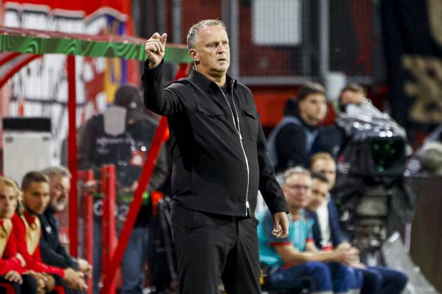 ENSCHEDE - FC Twente head coach John van den Brom during the UEFA Conference League match between FC Twente and FC Thun at De Grolsch Veste on October 15, 2026 in Enschede, the Netherlands. WART BRINKERHOF ANP UEFA Conference League 2026 27 xVIxANPxSportx xMarcelxterxBalsxIVx 572552215 originalFilename: 572552215.jpg