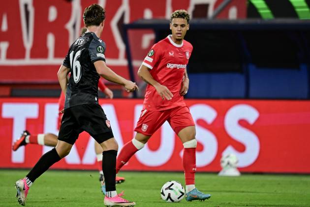 ENSCHEDE , 15Ã10-2026 , Stadium Grolsch Veste , season 2026 2027 , UEFA Conference League football , match between FC Twente and FC Thun , picture shows FC Twente player Daouda Weidmann vs FC Thun player Justin Roth Twente - Thun  x208454095x Copyright: