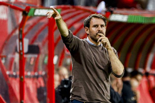 ENSCHEDE - FC Thun head coach Gian-Luca Privitelli gestures during the UEFA Conference League match between FC Twente and FC Thun at De Grolsch Veste on October 15, 2026 in Enschede, the Netherlands. WART BRINKERHOF ANP UEFA Conference League 2026 27 xVIxANPxSportx xMarcelxterxBalsxIVx 572552287 originalFilename: 572552287.jpg