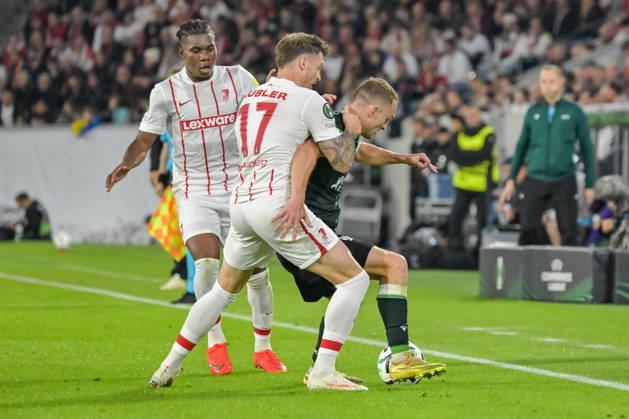 Lukas Kuebler (SC Freiburg, 17) im Duell mit Matej Polidar (FK Jablonec, 21) am Ball. Im hintergrund Cyriaque Irie (SC Freiburg, 22) GER, SC Freiburg vs JK Jablonec, Fussball, Uefa Conference League, 1. Spieltag, Saison 2026 2027, 15.10.2026 GER, SC Freiburg vs JK Jablonec, Fussball, Uefa Conference League, 1. Spieltag, Saison 2026 2027, 15.10.2026 Freiburg Copyright: xEibner-Pressefotox EP_THS