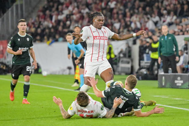 Cyriaque Irie (SC Freiburg, 22) beboachtet und am Ball bei Lukas Kuebler (SC Freiburg, 17), Matej Polidar (FK Jablonec, 21). links im Hintergrund Jiri Slama (FK Jablonec, 20) GER, SC Freiburg vs JK Jablonec, Fussball, Uefa Conference League, 1. Spieltag, Saison 2026 2027, 15.10.2026 GER, SC Freiburg vs JK Jablonec, Fussball, Uefa Conference League, 1. Spieltag, Saison 2026 2027, 15.10.2026 Freiburg Copyright: xEibner-Pressefotox EP_THS