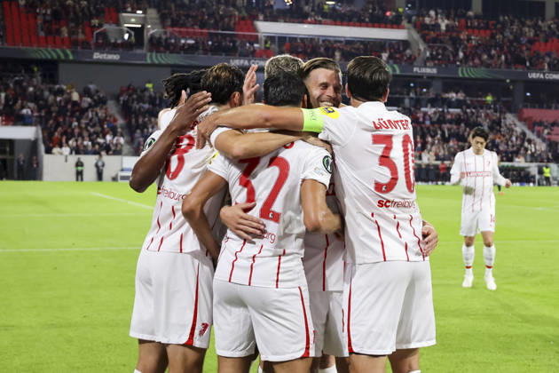 Torjubel SC Freiburg beim 1:0 durch Vincenzo Grifo (SC Freiburg, 32), Freude, Begeisterung, positive Emotionen, Torerfolg , Deutschland, Fussball, UEFA Conference League, 1. Spieltag, 2026 2027, SC Freiburg vs. FK Jablonec, 15.10.2026, Freiburg im Breisgau Stadion am Wolfswinkel Deutschland Copyright: xGrantxHubbsx