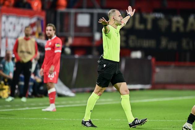 ENSCHEDE , 15Ã10-2026 , Stadium Grolsch Veste , season 2026 2027 , UEFA Conference League football , match between FC Twente and FC Thun , picture shows var Fabio Oliveira Melo no goal Referee Genc Nuza Twente - Thun  x208454237x Copyright: