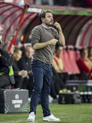 ENSCHEDE - FC Thun coach Gian-Luca Privitelli during the Conference League match between FC Twente and FC Thun at De Grolsch Veste stadium on October 15, 2026 in Enschede, Netherlands. TOBIAS KLEUVER ANP xVIxANPxSportx xxANPxIVx 572552538 originalFilename: 572552538.jpg