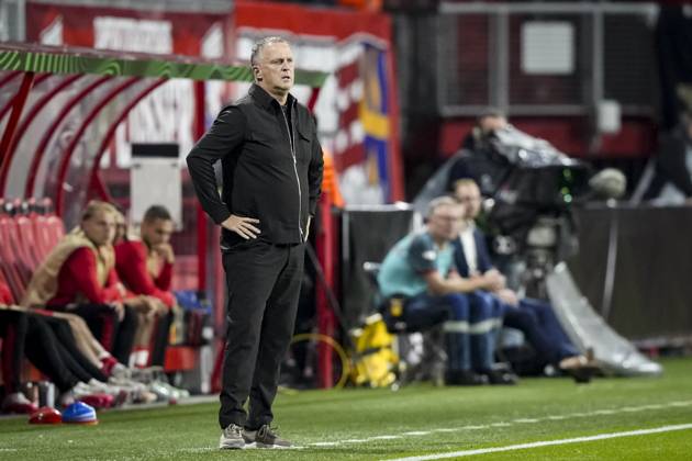 ENSCHEDE - FC Twente coach John van den Brom during the Conference League match between FC Twente and FC Thun at De Grolsch Veste stadium on October 15, 2026 in Enschede, the Netherlands. TOBIAS KLEUVER ANP xVIxANPxSportx xxANPxIVx 572552582 originalFilename: 572552582.jpg