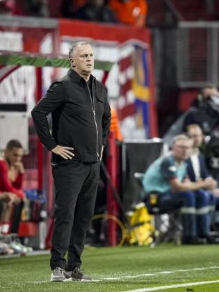 ENSCHEDE - FC Twente coach John van den Brom during the Conference League match between FC Twente and FC Thun at De Grolsch Veste stadium on October 15, 2026 in Enschede, the Netherlands. TOBIAS KLEUVER ANP xVIxANPxSportx xxANPxIVx 572552595 originalFilename: 572552595.jpg