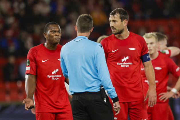 Soccer, Conference League 2026: Lincoln Red Imps Defeat Brann 4-1 in Bergen on October 15, 2026. Referee Dalibor ÄaernÃ½ shows a red card to Brann’s Neraysho Kasanwirjo and Fredrik Pallesen Knudsen during the Conference League soccer match between SK Brann and Lincoln Red Imps at Brann Stadium. Photo Paul S. Amundsen, NTB, Bergen, Norway. EDITORIAL USE ONLY. RESTRICTED USE FOR BETTING COMPANIES.  Copyright: xPaulxS.xAmundsenx xNTBx