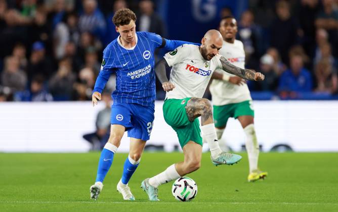 Maxim De Cuyper of Brighton and Hove Albion and Anthony Kalik of Kauno Zalgiris. Brighton & Hove Albion v Kauno Zalgiris, UEFA Conference League, Football, American Express Stadium, Brighton, UK - 15 Oct 2026Brighton American Express Stadium United Kingdom  Copyright: xJamesxMarsh Shutterstockx 17218542ay