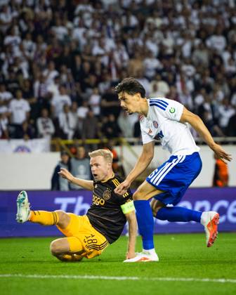 SPLIT - (lr) Davy Klaassen of Ajax scores the 1-1, Dennis Hadzikadunic of Hajduk Split during the Conference League match between Hajduk Split and Ajax at Stadion Poljud on 15 October 2026 in Split, Croatia. SONNY LENSEN ANP xVIxANPxSportx xxANPxIVx 572569298 originalFilename: 572569298.jpg
