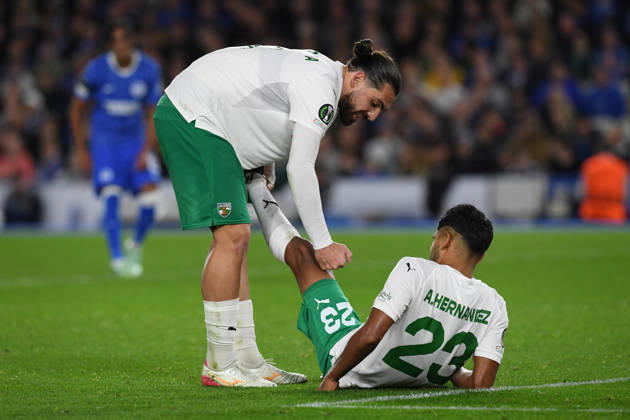Brighton and Hove Albion v Kauno Zalgiris, UEFA Conference League Anton Tolordava of Kauno Zalgiris helps Aldayr Hernandez of Kauno Zalgiris as he suffers with cramp during the UEFA Conference League match between Brighton and Hove Albion and Kauno Zalgiris at the American Express Stadium, Brighton and Hove, UK on 15 October 2026. Brighton and Hove American Express Stadium East Sussex UK Editorial use only , Copyright: xJeffxMoodx PSI-25024-0031