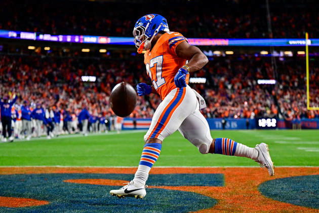 DENVER, CO - OCTOBER 15: Denver Broncos running back J.K. Dobbins (27) runs and scores a second quarter touchdown during a game between the Seattle Seahawks and the Denver Broncos at Empower Field at Mile High on October 15, 2026 in Denver, Colorado. (Photo by Dustin Bradford Icon Sportswire) NFL, American Football Herren, USA OCT 15 Seahawks at Broncos EDITORIAL USE ONLY Icon132261015013