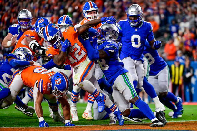 DENVER, CO - OCTOBER 15: Denver Broncos running back RJ Harvey (12) scores a second quarter touchdown during a game between the Seattle Seahawks and the Denver Broncos at Empower Field at Mile High on October 15, 2026 in Denver, Colorado. (Photo by Dustin Bradford Icon Sportswire) NFL, American Football Herren, USA OCT 15 Seahawks at Broncos EDITORIAL USE ONLY Icon132261015014