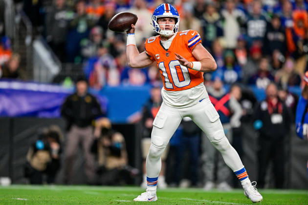 DENVER, CO - OCTOBER 15: Denver Broncos quarterback Bo Nix (10) passes in the second quarter during a game between the Seattle Seahawks and the Denver Broncos at Empower Field at Mile High on October 15, 2026 in Denver, Colorado. (Photo by Dustin Bradford Icon Sportswire) NFL, American Football Herren, USA OCT 15 Seahawks at Broncos EDITORIAL USE ONLY Icon132261015009