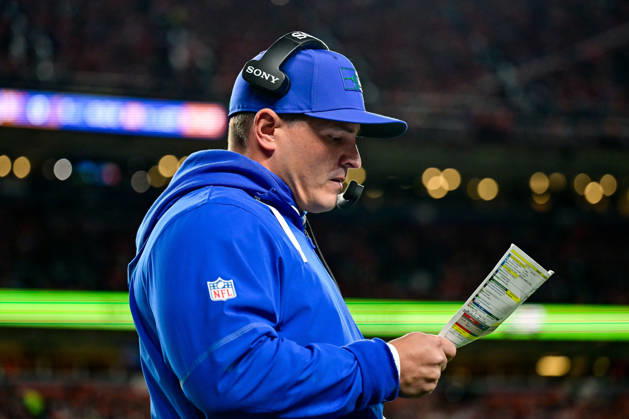 DENVER, CO - OCTOBER 15: Seattle Seahawks head coach Mike MacDonald looks over his play sheet during a game between the Seattle Seahawks and the Denver Broncos at Empower Field at Mile High on October 15, 2026 in Denver, Colorado. (Photo by Dustin Bradford Icon Sportswire) NFL, American Football Herren, USA OCT 15 Seahawks at Broncos EDITORIAL USE ONLY Icon132261015010