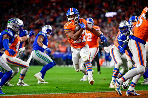 DENVER, CO - OCTOBER 15: Denver Broncos running back J.K. Dobbins (27) runs and scores a second quarter touchdown during a game between the Seattle Seahawks and the Denver Broncos at Empower Field at Mile High on October 15, 2026 in Denver, Colorado. (Photo by Dustin Bradford Icon Sportswire) NFL, American Football Herren, USA OCT 15 Seahawks at Broncos EDITORIAL USE ONLY Icon132261015012