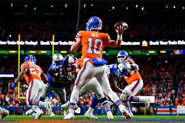 DENVER, CO - OCTOBER 15: Denver Broncos quarterback Bo Nix (10) passes in the fourth quarter during a game between the Seattle Seahawks and the Denver Broncos at Empower Field at Mile High on October 15, 2026 in Denver, Colorado. (Photo by Dustin Bradford Icon Sportswire) NFL, American Football Herren, USA OCT 15 Seahawks at Broncos EDITORIAL USE ONLY Icon132261015015