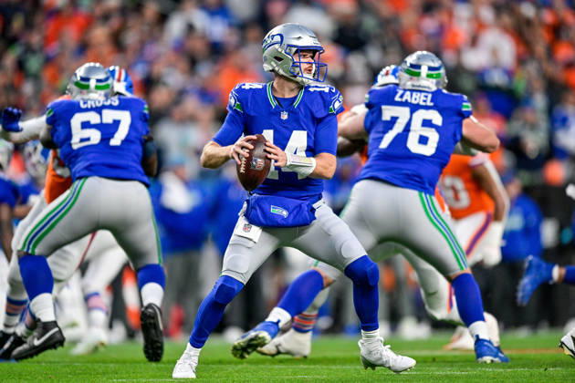 DENVER, CO - OCTOBER 15: Seattle Seahawks quarterback Sam Darnold (14) passes in the first quarter during a game between the Seattle Seahawks and the Denver Broncos at Empower Field at Mile High on October 15, 2026 in Denver, Colorado. (Photo by Dustin Bradford Icon Sportswire) NFL, American Football Herren, USA OCT 15 Seahawks at Broncos EDITORIAL USE ONLY Icon132261015017