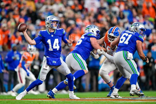 DENVER, CO - OCTOBER 15: Seattle Seahawks quarterback Sam Darnold (14) passes in the first quarter during a game between the Seattle Seahawks and the Denver Broncos at Empower Field at Mile High on October 15, 2026 in Denver, Colorado. (Photo by Dustin Bradford Icon Sportswire) NFL, American Football Herren, USA OCT 15 Seahawks at Broncos EDITORIAL USE ONLY Icon132261015018