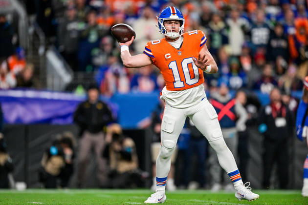 DENVER, CO - OCTOBER 15: Denver Broncos quarterback Bo Nix (10) passes in the second quarter during a game between the Seattle Seahawks and the Denver Broncos at Empower Field at Mile High on October 15, 2026 in Denver, Colorado. (Photo by Dustin Bradford Icon Sportswire) NFL, American Football Herren, USA OCT 15 Seahawks at Broncos EDITORIAL USE ONLY Icon132261015021