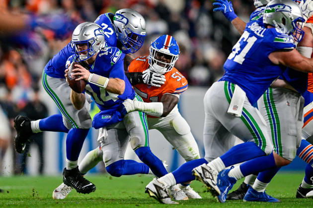 DENVER, CO - OCTOBER 15: Seattle Seahawks quarterback Sam Darnold (14) scrambles after contact by Denver Broncos linebacker Que Robinson (51) during a game between the Seattle Seahawks and the Denver Broncos at Empower Field at Mile High on October 15, 2026 in Denver, Colorado. (Photo by Dustin Bradford Icon Sportswire) NFL, American Football Herren, USA OCT 15 Seahawks at Broncos EDITORIAL USE ONLY Icon132261015024