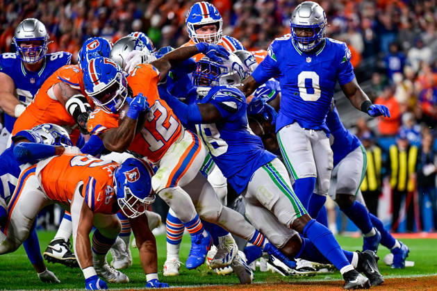 DENVER, CO - OCTOBER 15: XXX during a game between the Seattle Seahawks and the Denver Broncos at Empower Field at Mile High on October 15, 2026 in Denver, Colorado. (Photo by Dustin Bradford Icon Sportswire) NFL, American Football Herren, USA OCT 15 Seahawks at Broncos EDITORIAL USE ONLY Icon132261015041