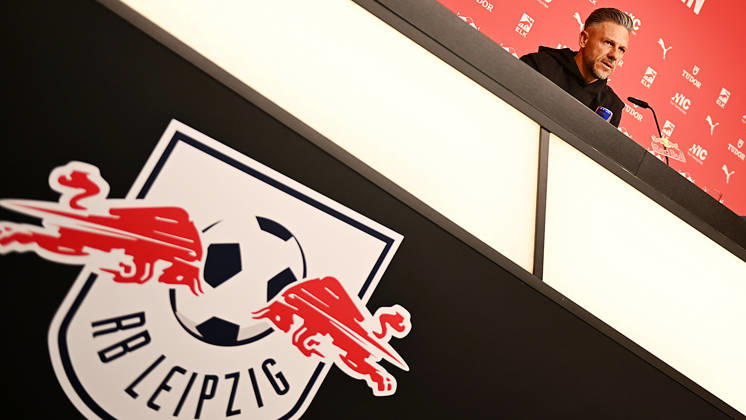 Fußball-Bundesliga Saison 2026 2027, 6. Spieltag, PK RB Leipzig vor Bayern München vs. RB Leipzig (16.10.2026). Martin Demichelis (Trainer RB Leipzig) bei der Pressekonferenz von RB Leipzig vor dem Bundesliga-Spiel bei Bayern München (16.10.2026). Leipzig Sachsen Deutschland Red-Bull-Trainingsgelände am Cottaweg