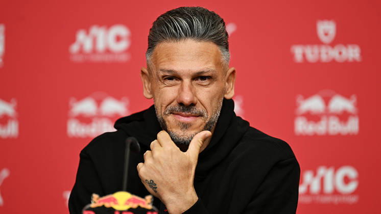 Fußball-Bundesliga Saison 2026 2027, 6. Spieltag, PK RB Leipzig vor Bayern München vs. RB Leipzig (16.10.2026). Martin Demichelis (Trainer RB Leipzig) bei der Pressekonferenz von RB Leipzig vor dem Bundesliga-Spiel bei Bayern München (16.10.2026). Leipzig Sachsen Deutschland Red-Bull-Trainingsgelände am Cottaweg