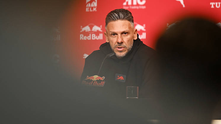 Fußball-Bundesliga Saison 2026 2027, 6. Spieltag, PK RB Leipzig vor Bayern München vs. RB Leipzig (16.10.2026). Martin Demichelis (Trainer RB Leipzig) bei der Pressekonferenz von RB Leipzig vor dem Bundesliga-Spiel bei Bayern München (16.10.2026). Leipzig Sachsen Deutschland Red-Bull-Trainingsgelände am Cottaweg