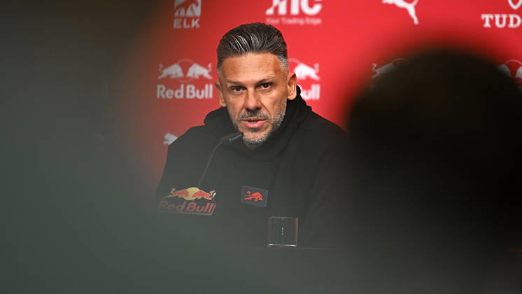 Fußball-Bundesliga Saison 2026 2027, 6. Spieltag, PK RB Leipzig vor Bayern München vs. RB Leipzig (16.10.2026). Martin Demichelis (Trainer RB Leipzig) bei der Pressekonferenz von RB Leipzig vor dem Bundesliga-Spiel bei Bayern München (16.10.2026). Leipzig Sachsen Deutschland Red-Bull-Trainingsgelände am Cottaweg