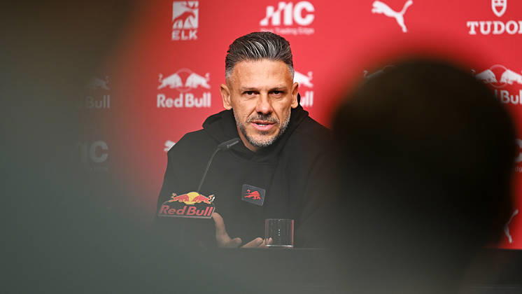 Fußball-Bundesliga Saison 2026 2027, 6. Spieltag, PK RB Leipzig vor Bayern München vs. RB Leipzig (16.10.2026). Martin Demichelis (Trainer RB Leipzig) bei der Pressekonferenz von RB Leipzig vor dem Bundesliga-Spiel bei Bayern München (16.10.2026). Leipzig Sachsen Deutschland Red-Bull-Trainingsgelände am Cottaweg