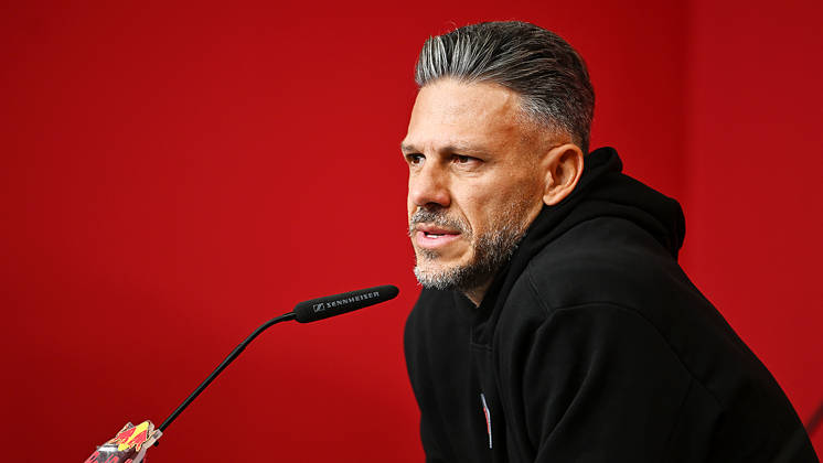 Fußball-Bundesliga Saison 2026 2027, 6. Spieltag, PK RB Leipzig vor Bayern München vs. RB Leipzig (16.10.2026). Martin Demichelis (Trainer RB Leipzig) bei der Pressekonferenz von RB Leipzig vor dem Bundesliga-Spiel bei Bayern München (16.10.2026). Leipzig Sachsen Deutschland Red-Bull-Trainingsgelände am Cottaweg