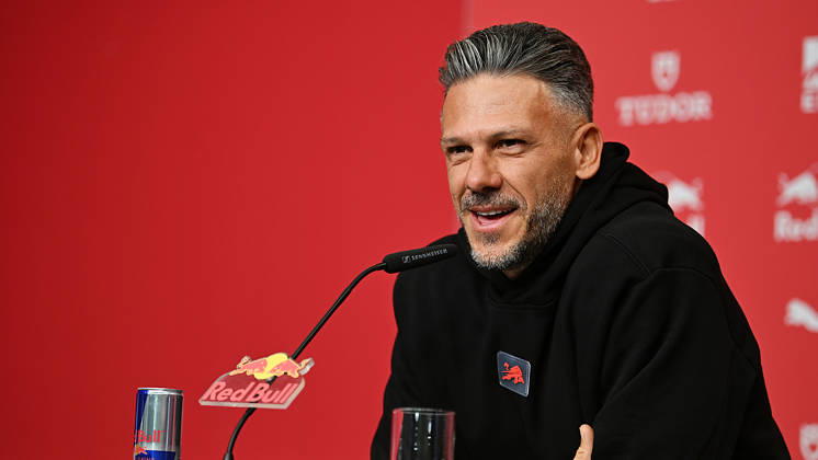 Fußball-Bundesliga Saison 2026 2027, 6. Spieltag, PK RB Leipzig vor Bayern München vs. RB Leipzig (16.10.2026). Martin Demichelis (Trainer RB Leipzig) bei der Pressekonferenz von RB Leipzig vor dem Bundesliga-Spiel bei Bayern München (16.10.2026). Leipzig Sachsen Deutschland Red-Bull-Trainingsgelände am Cottaweg